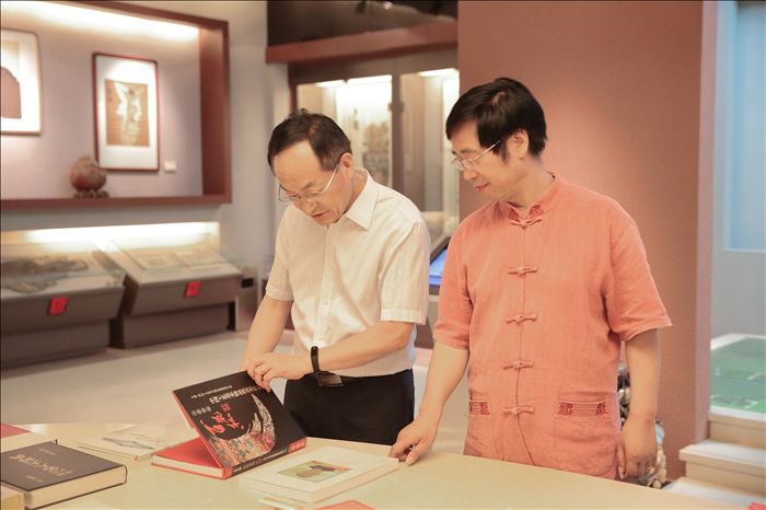 Congbo Liu ,secretary of Party committee ,came to the Art Museum for investigating and surveying