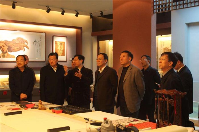 Party committee secretary Rong Shanhe and dean Yang Jianbo of Tongchuan Vocational And Technical College visited the  Art Museum for study and exchange.