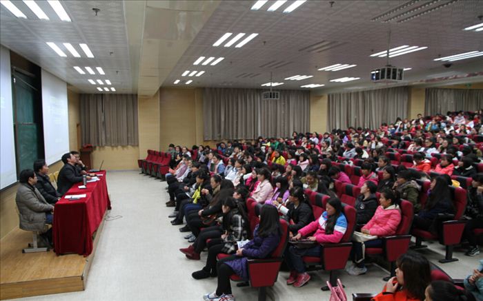 Professor Jinglin Zhang gave centralized lessons to college students