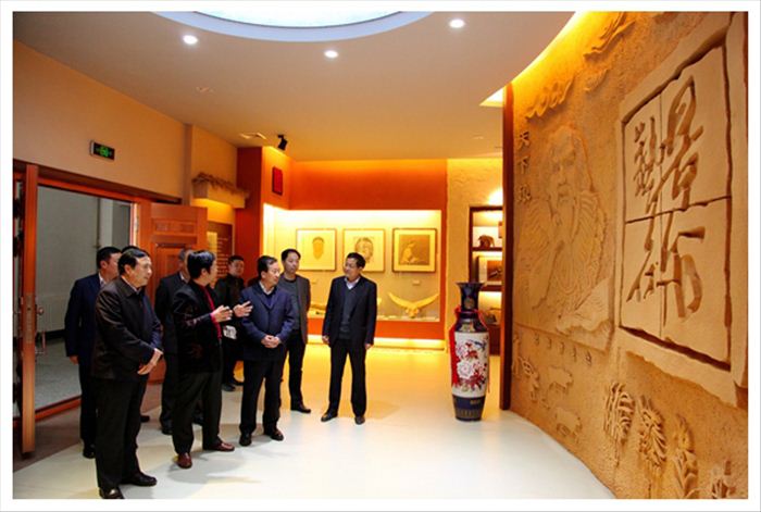Shijie Hu ,Secretary of the Party committee of Yan'an Vocational And Technical College, visited the Art Museum with the group .